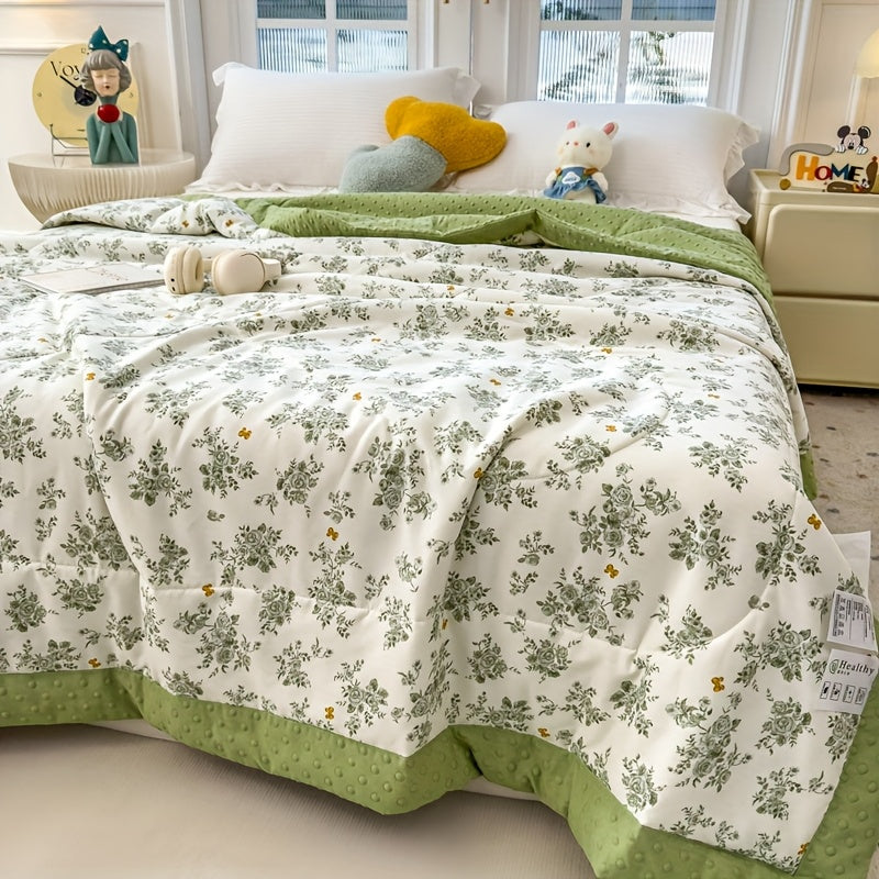 Belle couette d'été florale imprimée, idéale pour une chambre lumineuse et une literie respirante.