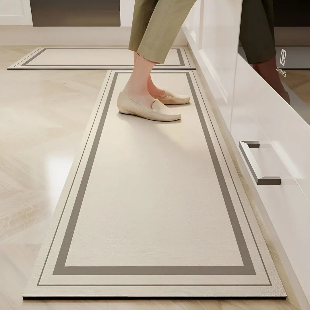 Tapis de cuisine moderne protégeant le sol, antidérapant et absorbant, pour une touche déco pratique et sûre.