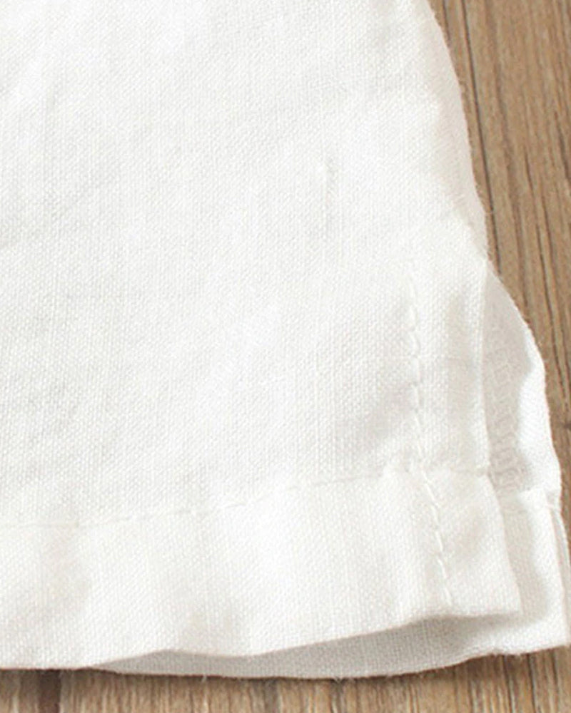 Blouse femme décontractée avec boutonnage élégant, idéale pour un look casual chic au printemps et en été.