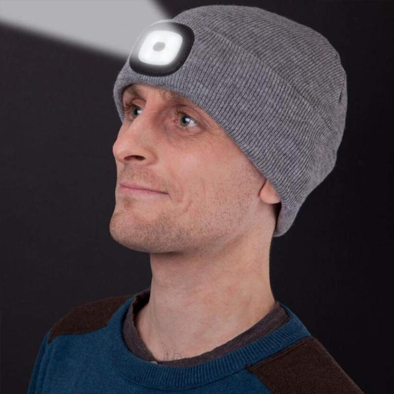 Bonnet LED chaud BeamBeanie pour l'hiver, parfait pour jogging nocturne, allie confort et visibilité.