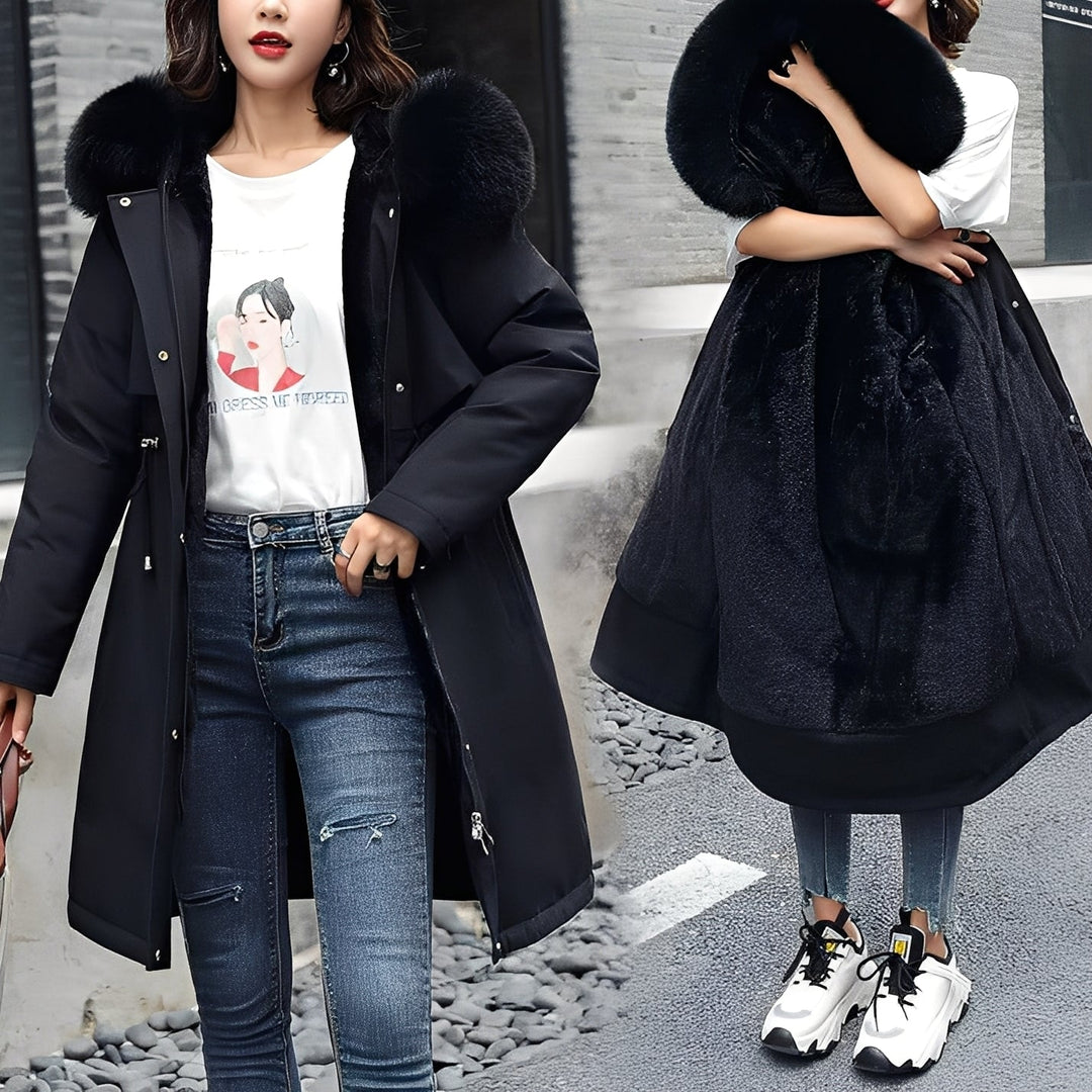 Femme portant une doudoune Evette noire. Veste hiver chaude et élégante avec capuche. Parfaite pour l'extérieur.