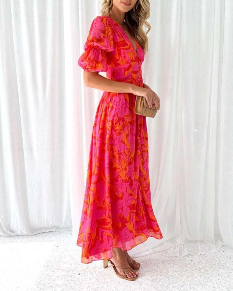Maxi-robe fleurie fluide femme, idéale pour un look bohème chic d'été. Design élégant et décontracté.