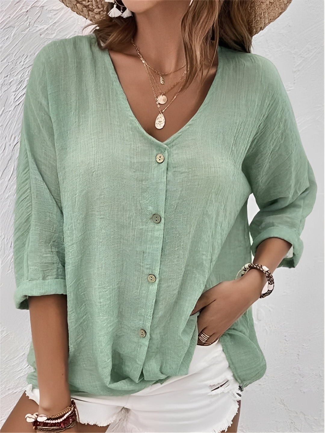 T-shirt femme à col V, manches courtes, confortable et chic. Parfait pour l'été décontracté.