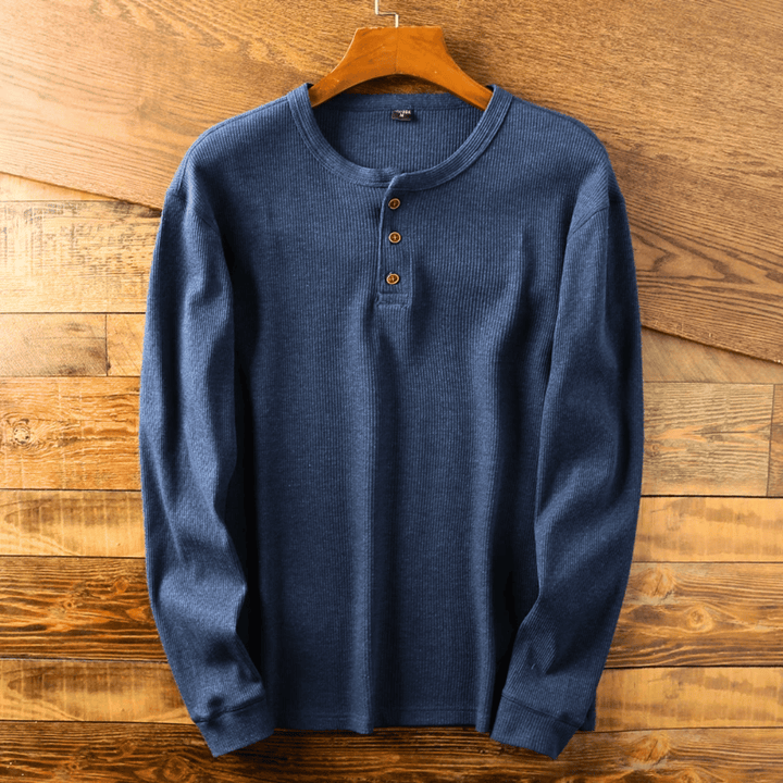 Pull Henley homme élégant, idéal pour une tenue polyvalente. Associe confort et style moderne.