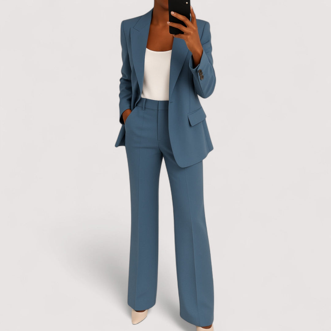 Ensemble deux pièces femme Alessia chic et élégant, parfait pour le bureau. Veste et pantalon modernes.