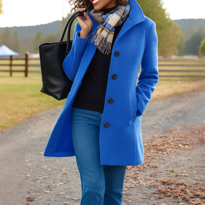 Trench-coat féminin, coupe longue et boutonnée, style classique et chic pour toutes les saisons.