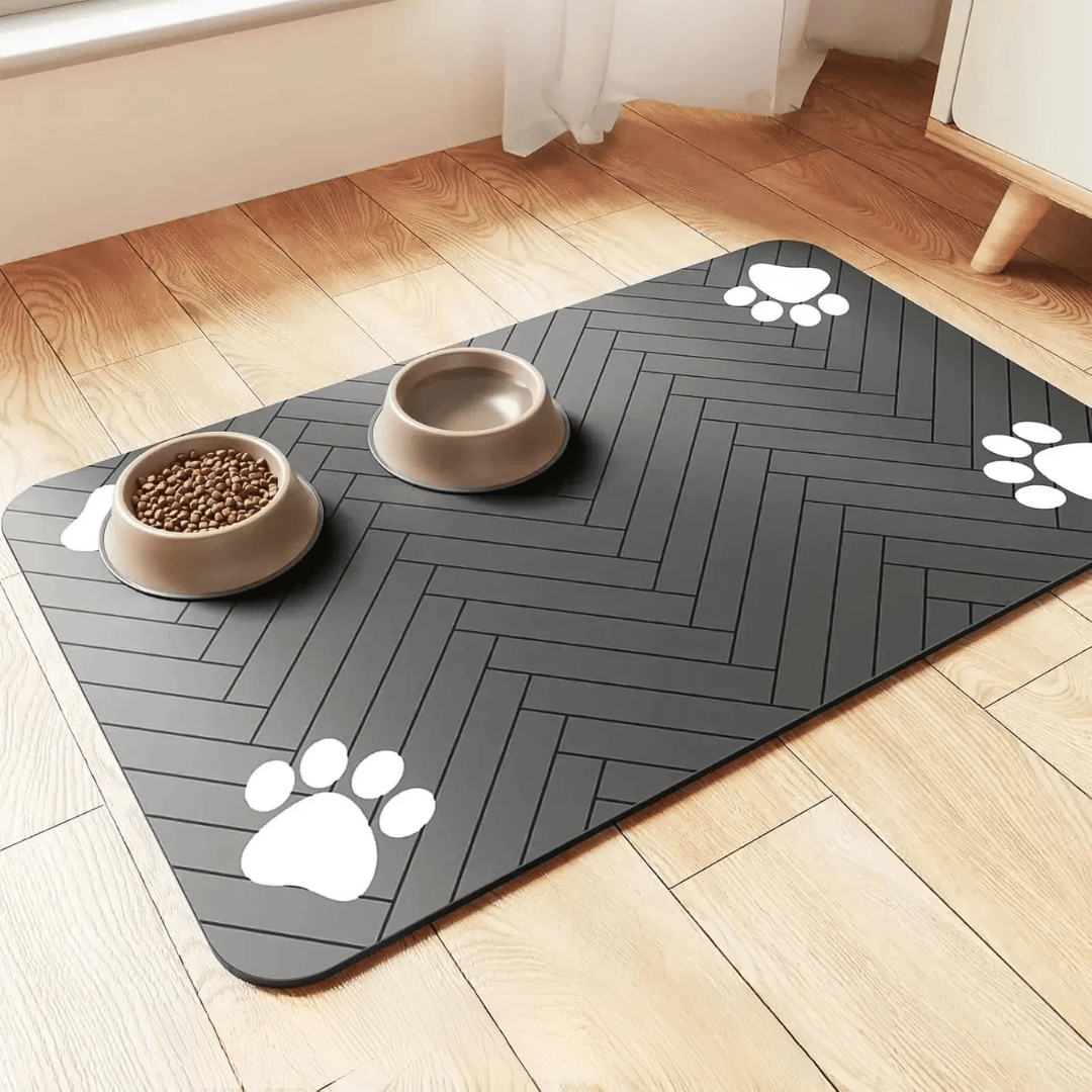 Tapis absorbant antidérapant gris sous gamelles pour chien et chat. Garde le sol propre, évite les éclaboussures.