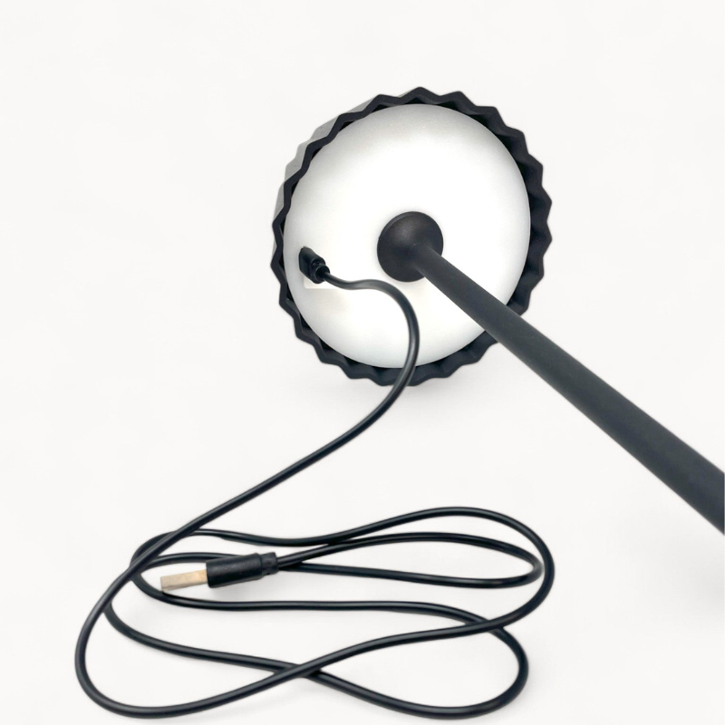 Lampe LumiPort, une lampe de table LED au design épuré et moderne, parfaite pour toute pièce, intérieur ou extérieur.