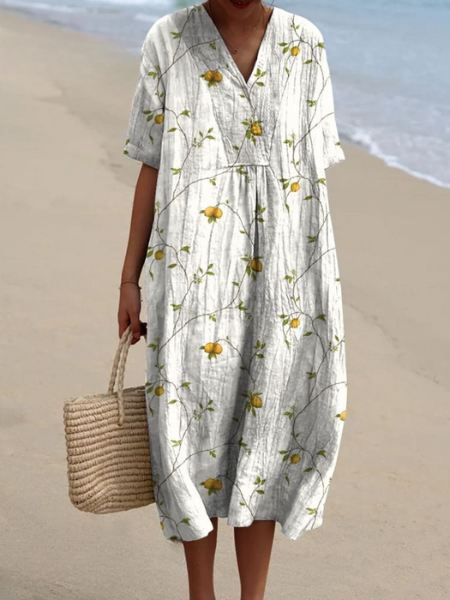 Femme en robe d'été florale, design moderne et élégant, parfaite pour décontracté ou soirée.