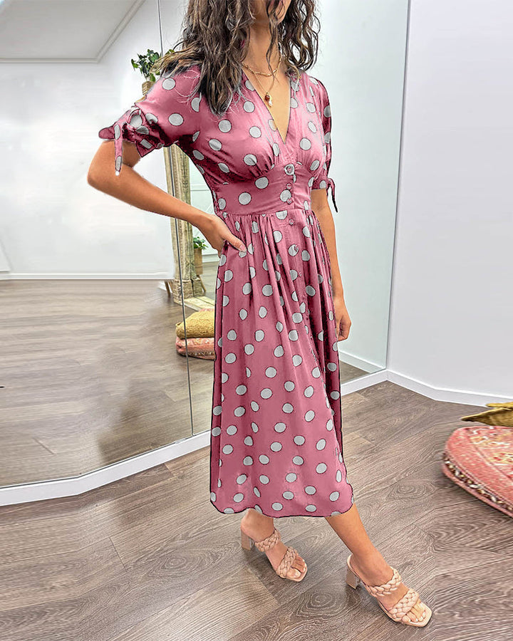 Robe femme chic, longueur midi, motif pois, look décontracté pour le printemps ou l'été.