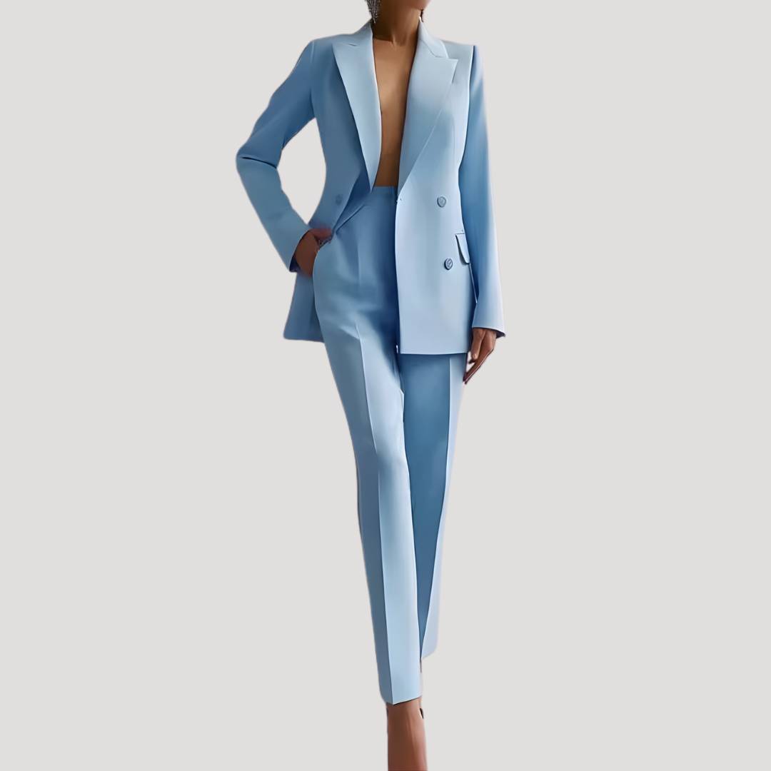 Tailleur femme moderne, veste ajustée et pantalon élégant. Costume de bureau professionnel, style chic.