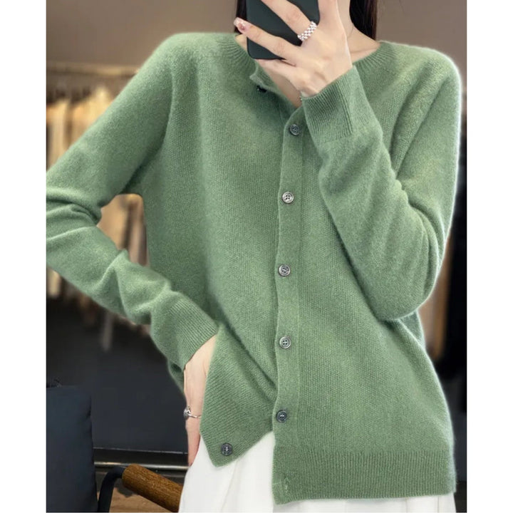 Cardigan femme tricoté, col rond, un vêtement confortable et tendance pour le quotidien.