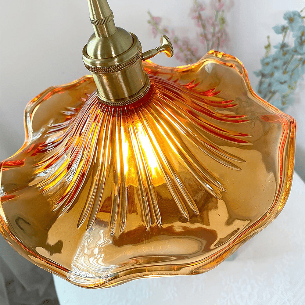 Lampe suspension tropicale chic, laiton et verre, éclairage intérieur élégant.