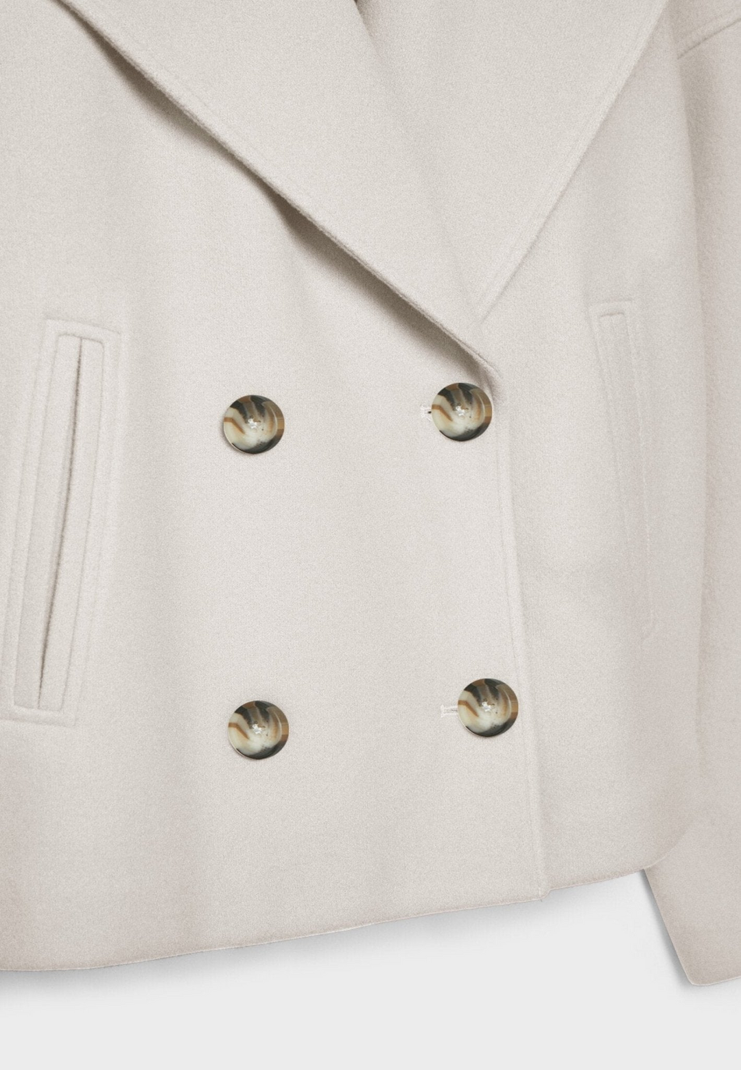 Veste courte tailleur femme, design moderne et élégant, pour un dressing chic et actuel.