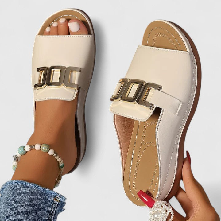 Sandales femme légères et confortables pour l'été. Design élégant pour un usage quotidien.