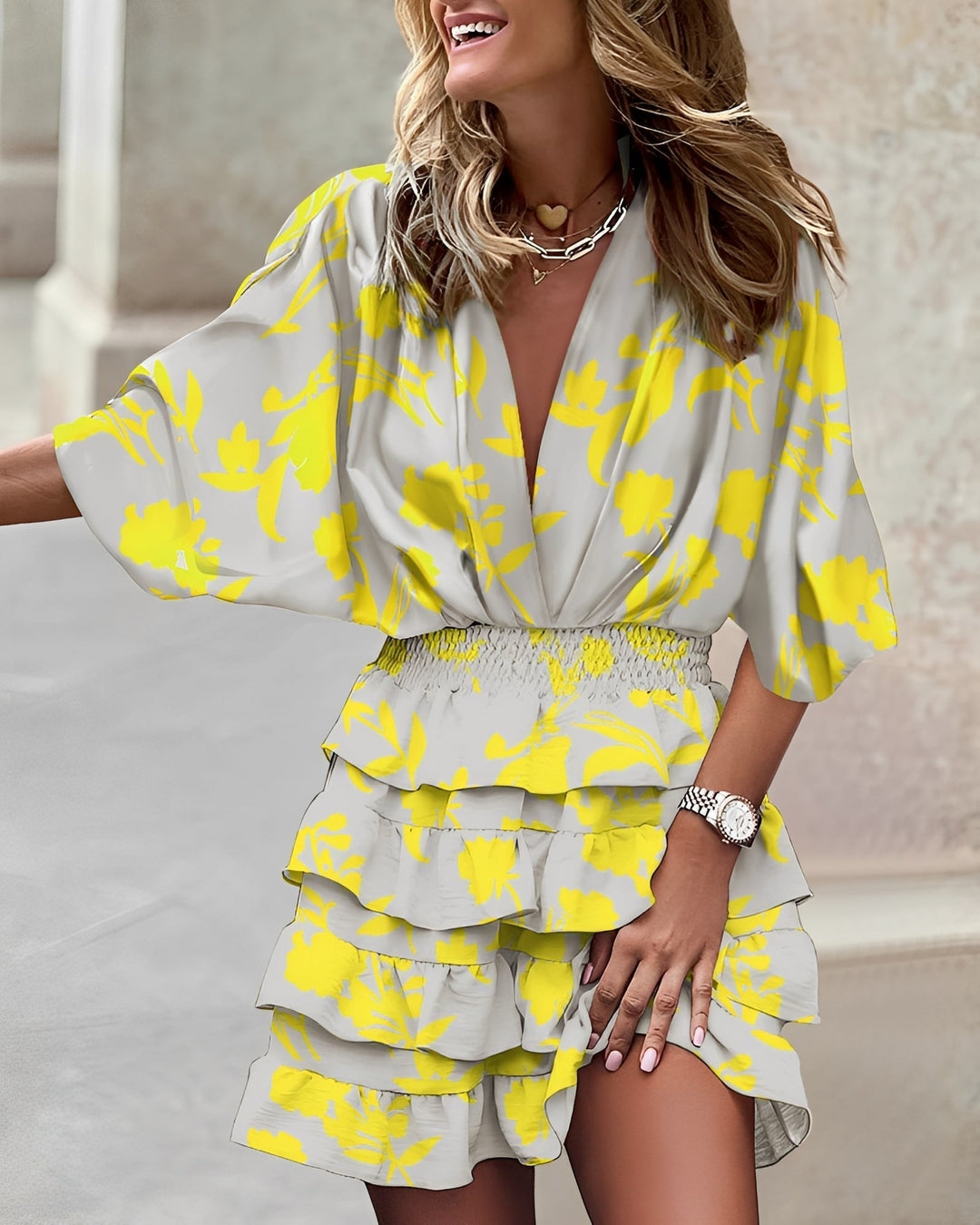 Robe mini asymétrique élégante pour femme, style moderne, parfaite pour les soirées chics et le quotidien estival.
