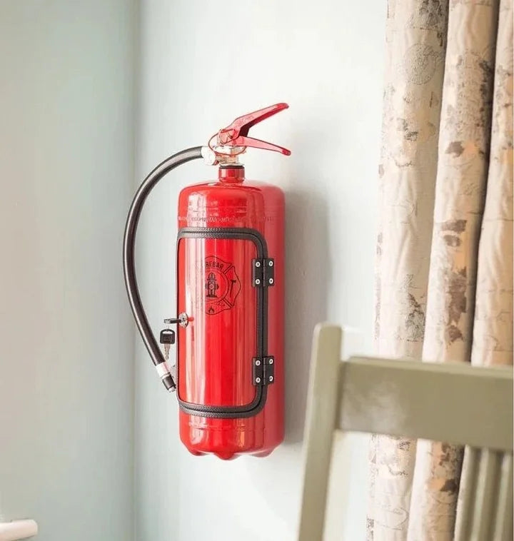 Accessoire maison cool: minibar extincteur, rangement dissimulé pour l'alcool, design unique.