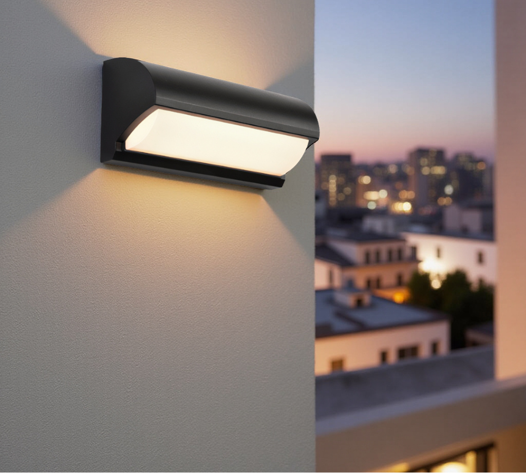 Lampe murale LED noire allumée, design moderne. Éclairage extérieur puissant pour jardin et façade.