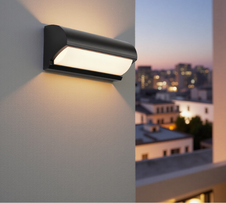 Lampe murale LED noire allumée, design moderne. Éclairage extérieur puissant pour jardin et façade.