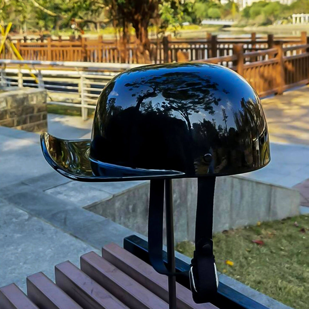 Casque urbain léger avec homologation DOT, style casquette, idéal pour conduite en ville.