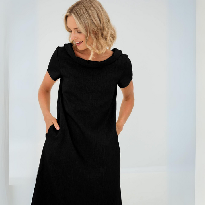 Robe femme fluide d'été, tissu léger et doux, idéale pour un look décontracté chic estival.