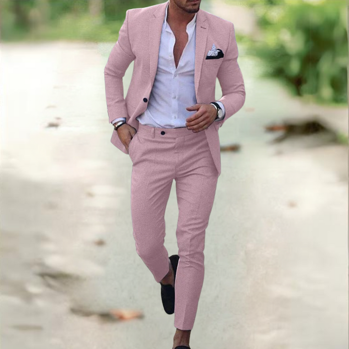 Mode masculine: costume homme élégant slim fit. Veste et pantalon ajustés, idéal pour tenue formelle toute occasion.