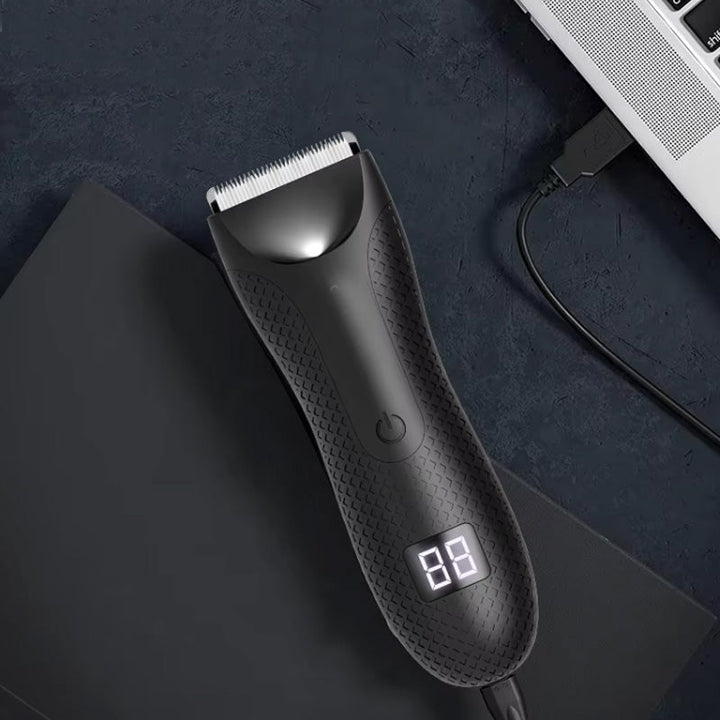 Tondeuse sans fil HydroTrim homme, idéale pour le soin corporel, rasage précis à tout moment.
