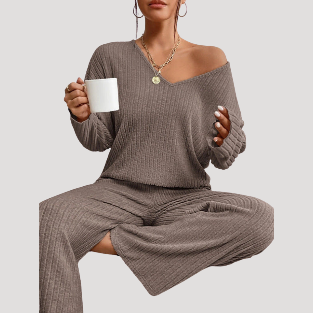 Mode femme : ensemble en maille confortable, avec col V et pantalon large pour un look raffiné.