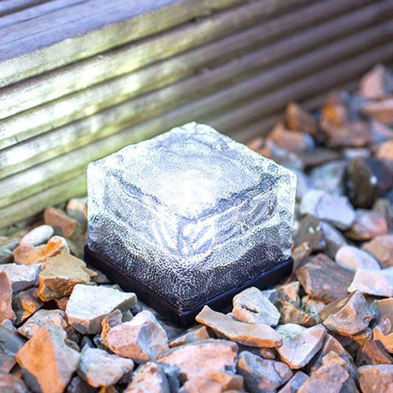 Illuminez votre jardin avec cette lampe solaire LED effet vague d'eau. Idéale pour allée et terrasse.