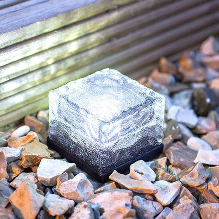 Illuminez votre jardin avec cette lampe solaire LED effet vague d'eau. Idéale pour allée et terrasse.