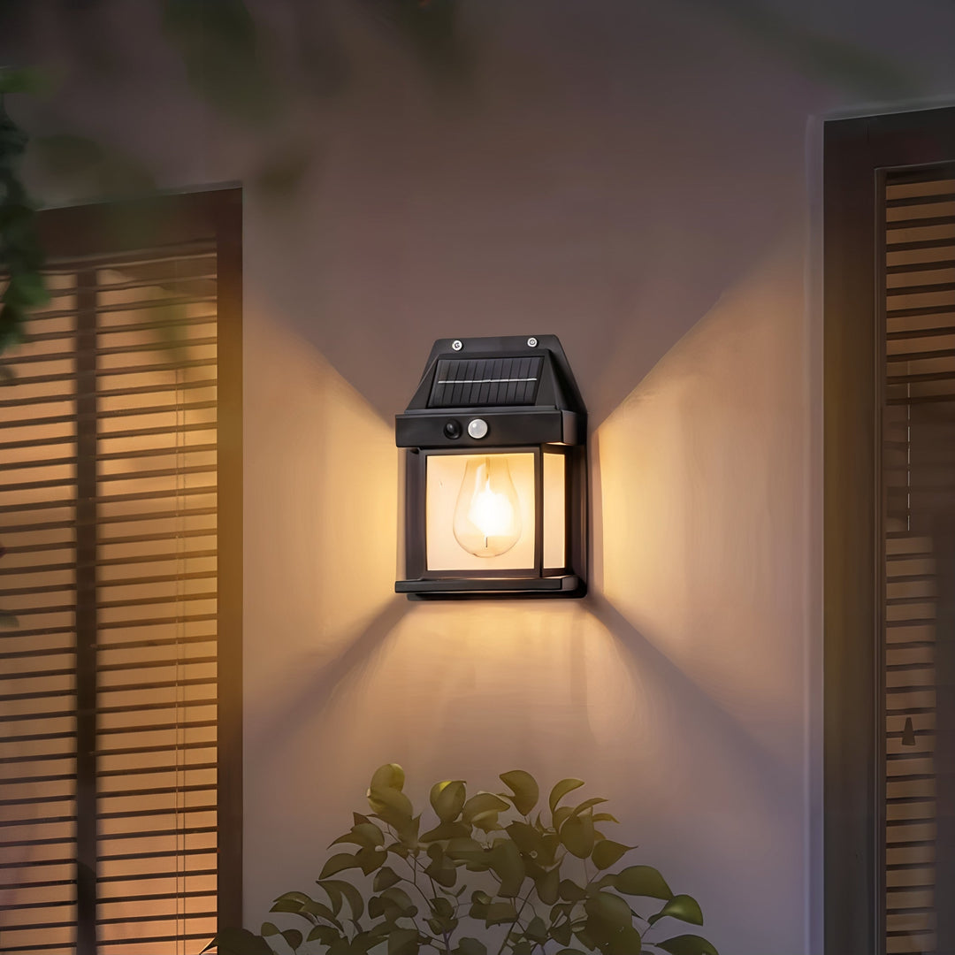 Lampe murale LED solaire écologique pour jardin, luminaire extérieur économe en énergie et durable.