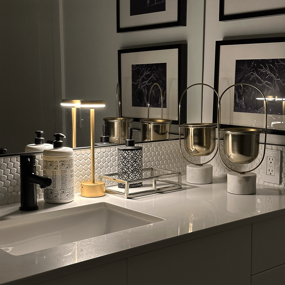 Lampe sans fil rechargeable, éclairage LED dimmable tactile, design moderne pour toute table.