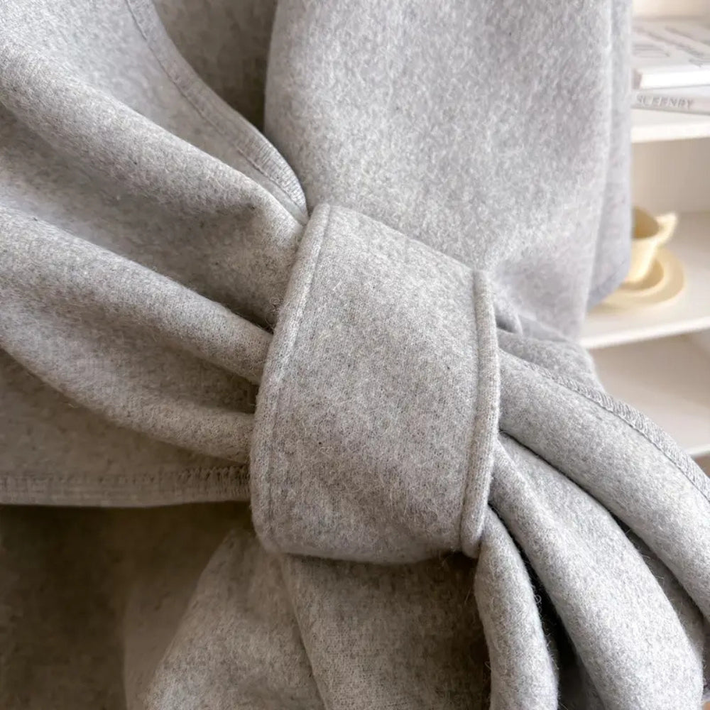 Cape femme élégante pour tous les jours. Poncho hiver chaud coupe-vent, vêtement chic et confortable, mode versatile.