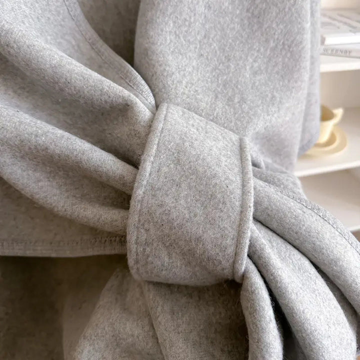 Cape femme élégante pour tous les jours. Poncho hiver chaud coupe-vent, vêtement chic et confortable, mode versatile.