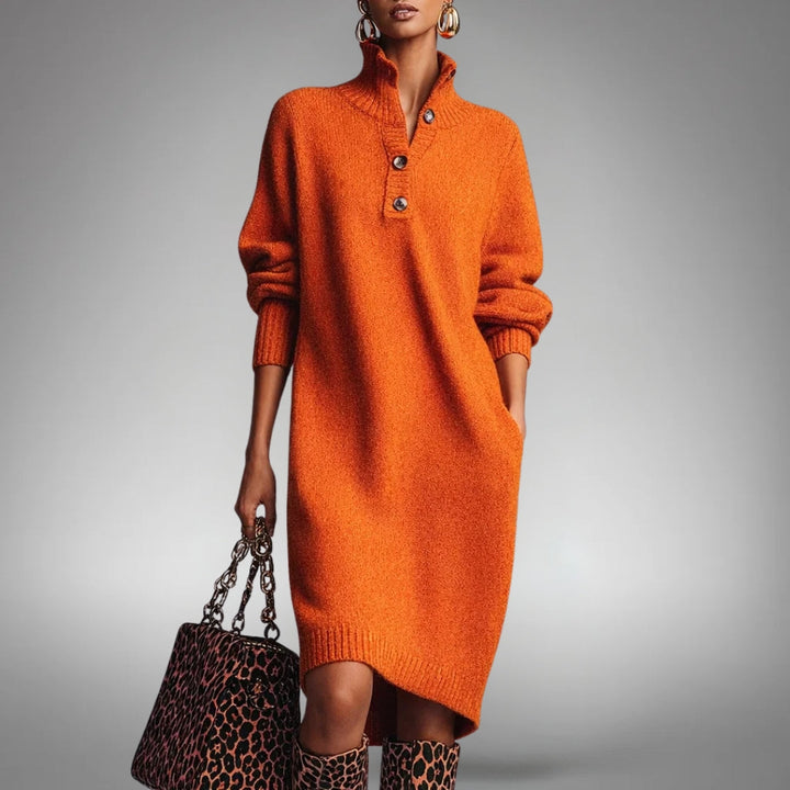 Robe midi femme en maille, col montant, coupe détendue avec poches. Confortable et chic pour automne/hiver.