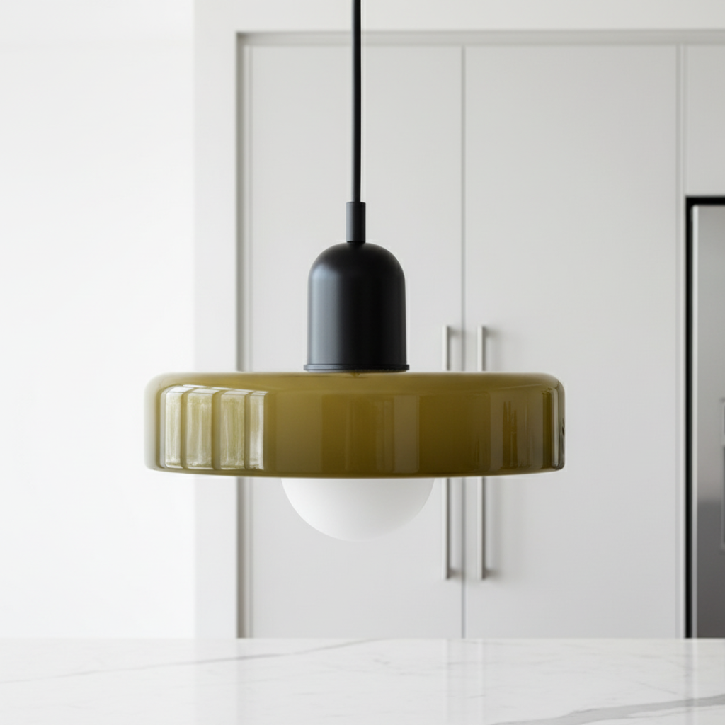 Lampe suspendue design contemporain, style Bauhaus pour salon lumineux et accueillant.