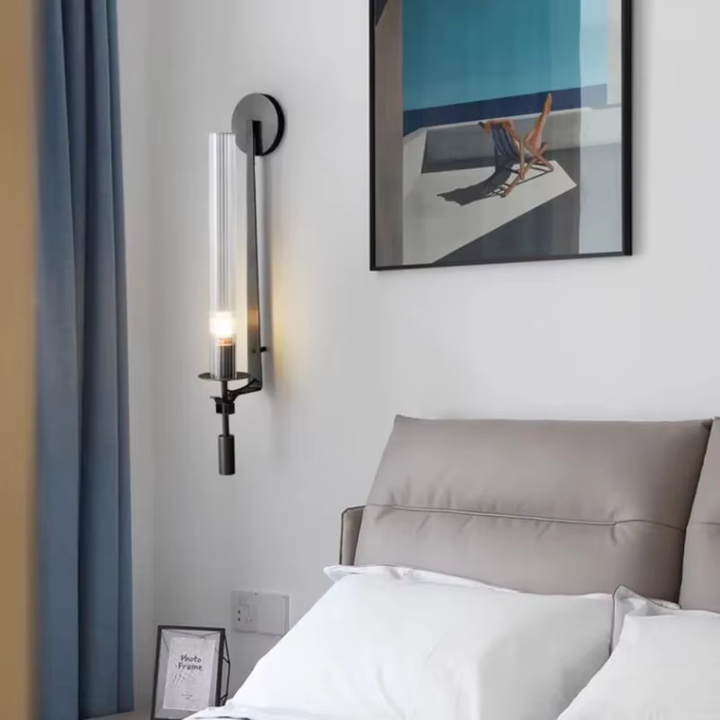 Applique murale chic, luminaire d'ambiance, éclairage vertical pour intérieur moderne.