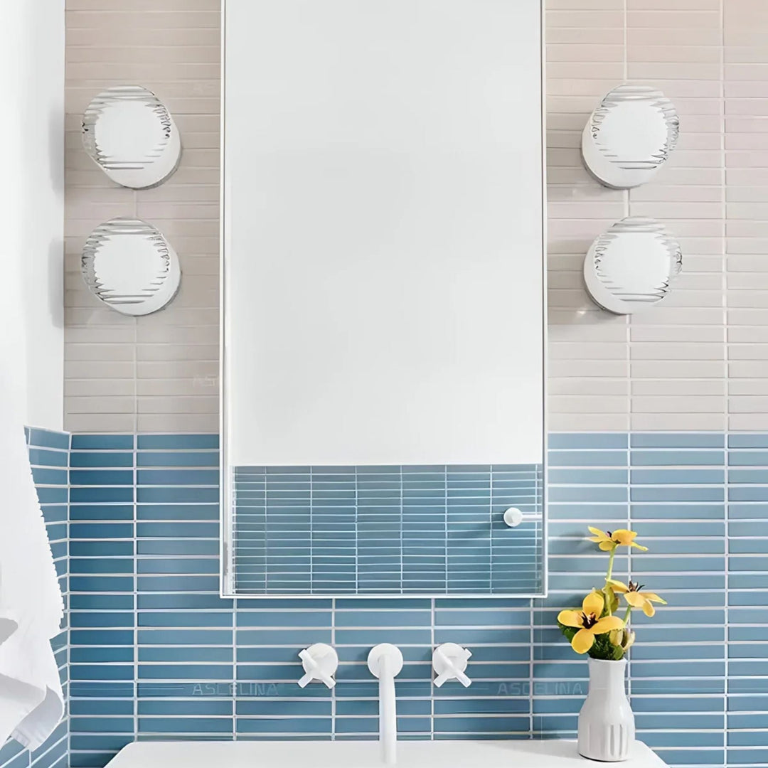 Applique LED ronde élégante pour escalier, éclairage directionnel et décoratif, intérieur moderne.