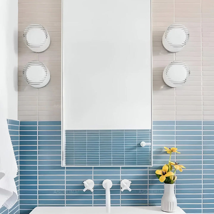 Applique LED ronde élégante pour escalier, éclairage directionnel et décoratif, intérieur moderne.