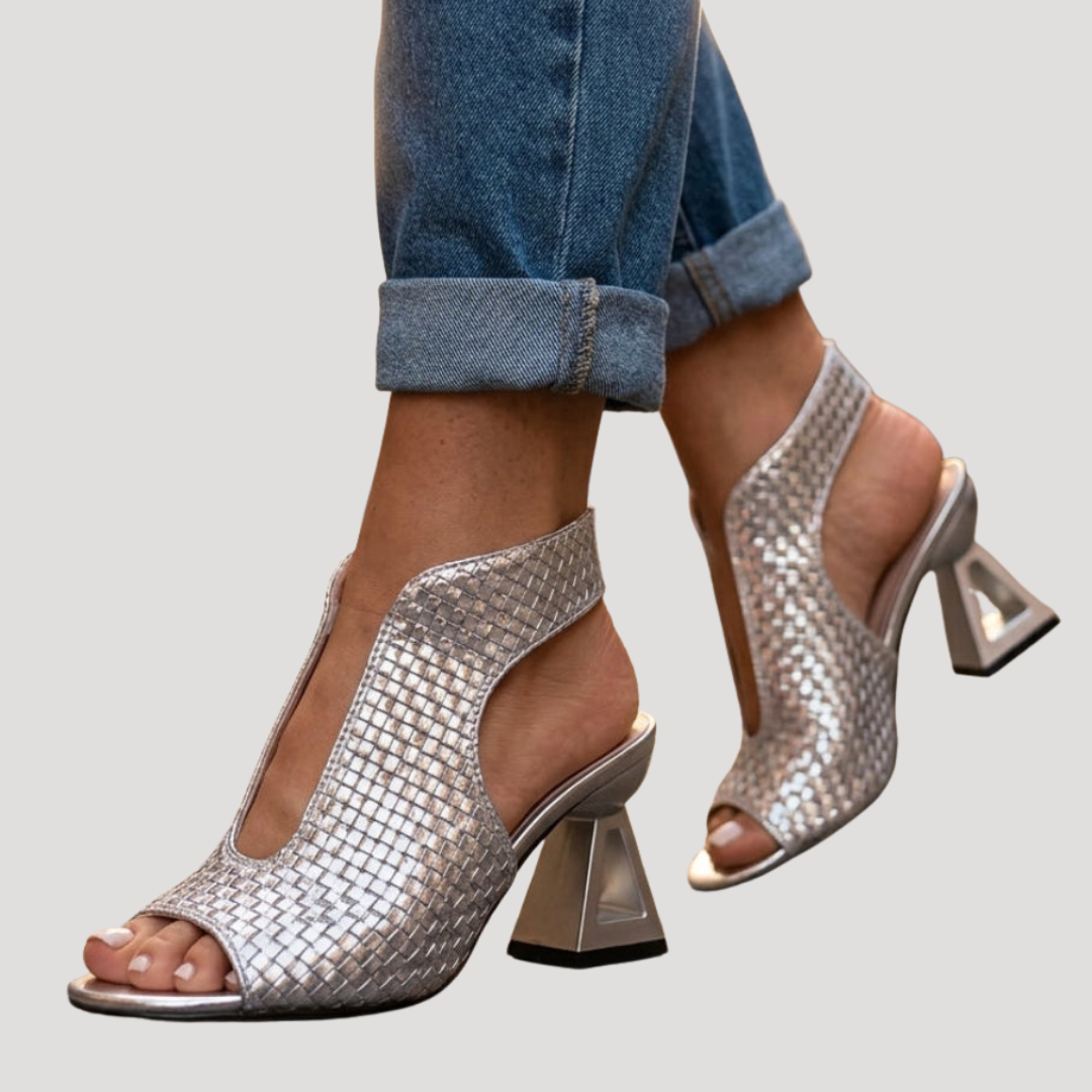 Magnifiques sandales femme à talons blocs, bout ouvert, idéales pour un style mode et festif.