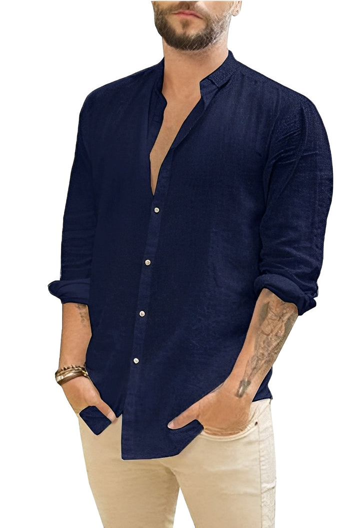 Chemise classique homme en tissu respirant, essentielle pour une garde-robe masculine polyvalente.