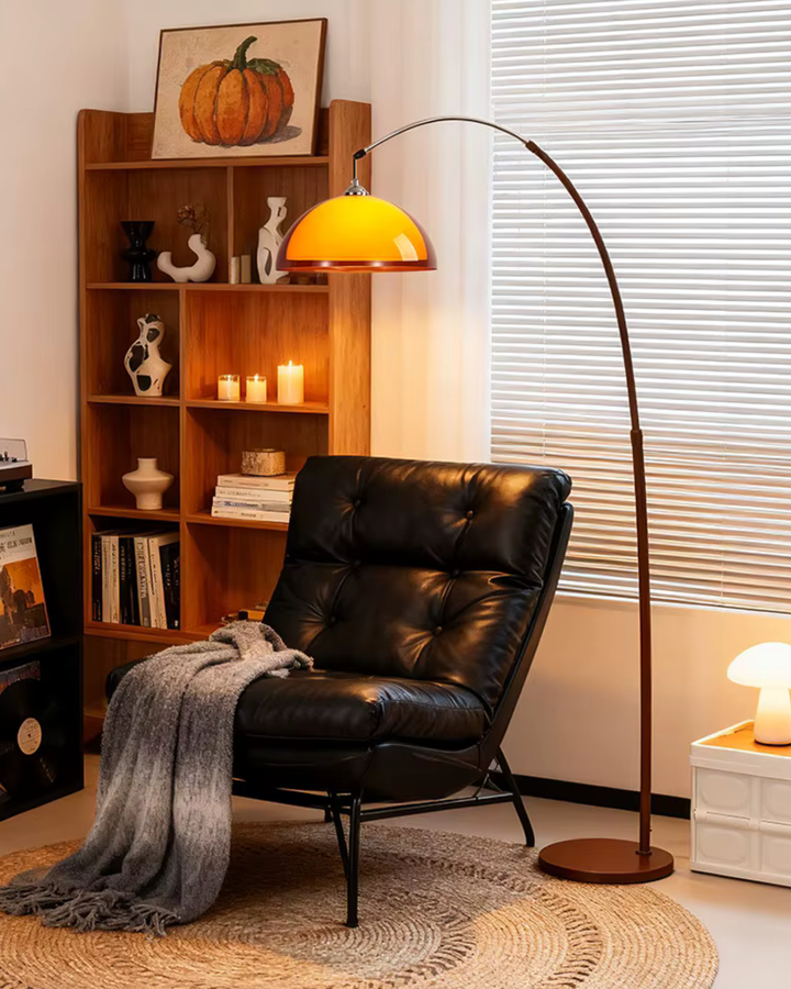 Lampadaire arc Ventoro illuminant un salon moderne, apportant un éclairage ambiant contemporain et chaleureux.
