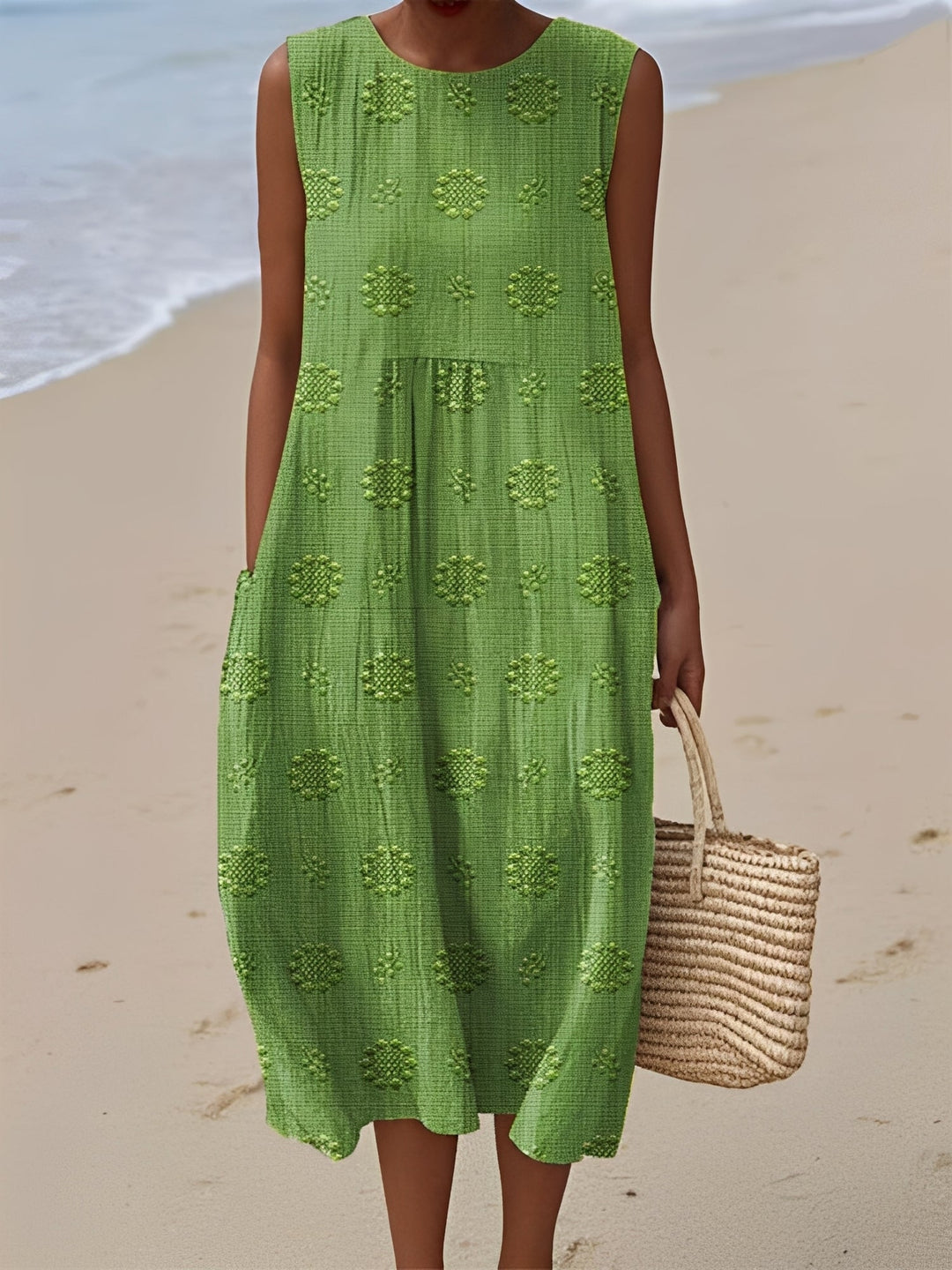 Robe d'été midi femme sans manches, confortable avec des motifs modernes. Style polyvalent pour le quotidien ou les vacances.