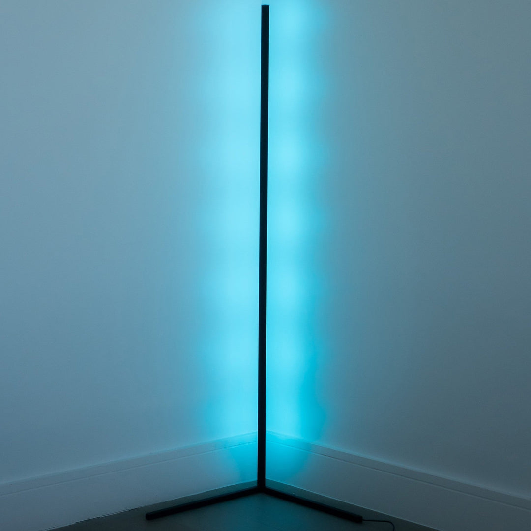Éclairage LED d'angle dimmable pour salon, lampe mince au design moderne et personnalisable.