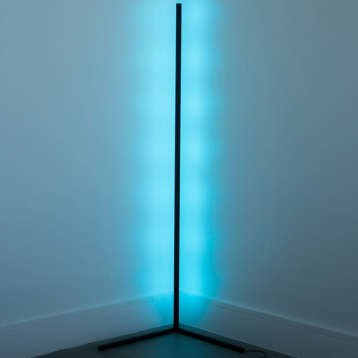 Éclairage LED d'angle dimmable pour salon, lampe mince au design moderne et personnalisable.