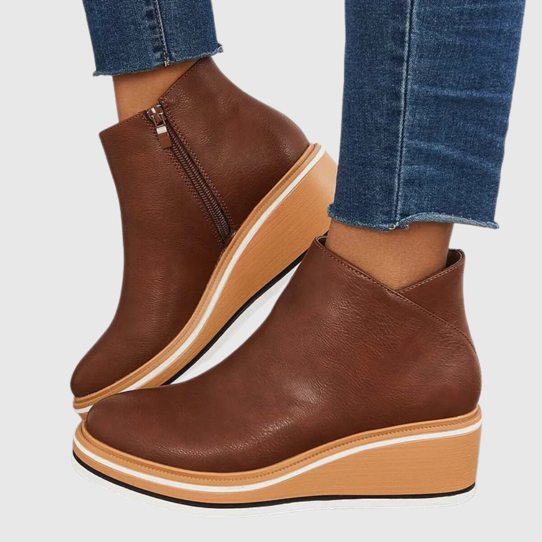 Chaussures femme beige, bottes hautes stylées. Confort quotidien pour un look moderne et chic en ville.