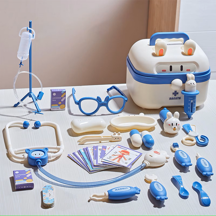 Enfant utilisant le set docteur interactif Carezy avec stéthoscope et seringue. Un jouet éducatif et amusant.