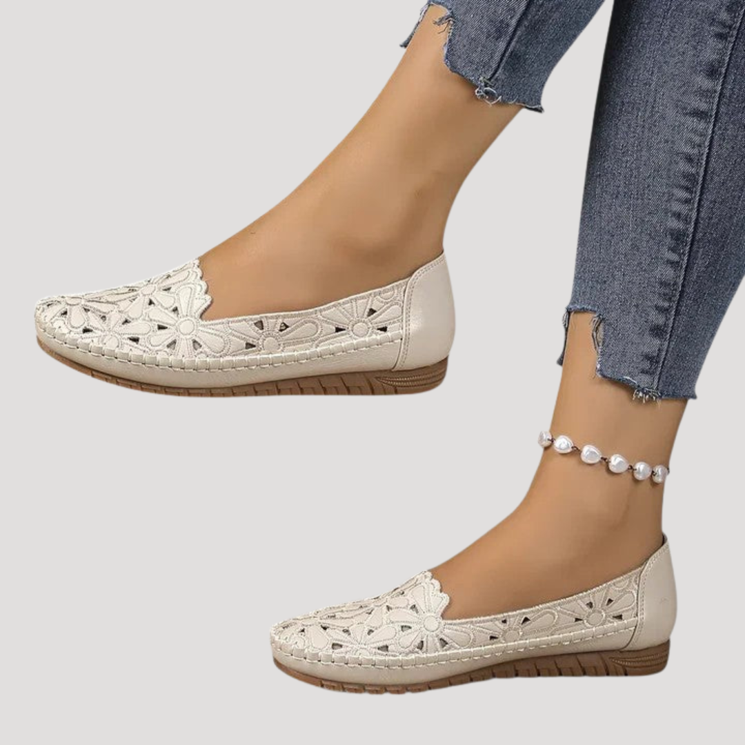 Chaussures plates ajourées beige/blanc pour femme, un choix confortable et stylé pour la mode printemps-été décontractée.