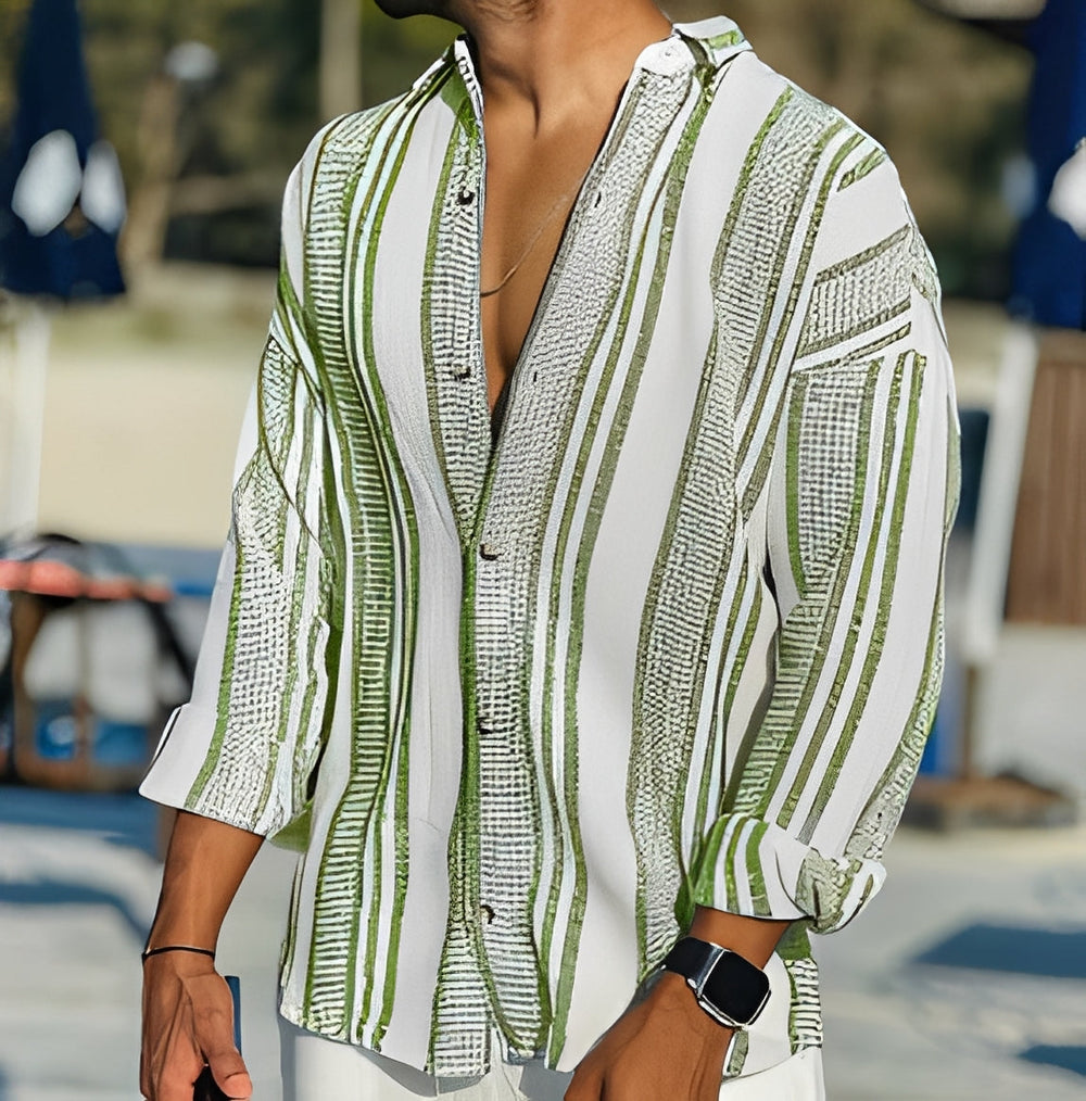 Chemise homme rayée légère pour un confort optimal. Idéale pour une tenue décontractée quotidienne ou un look d'été.