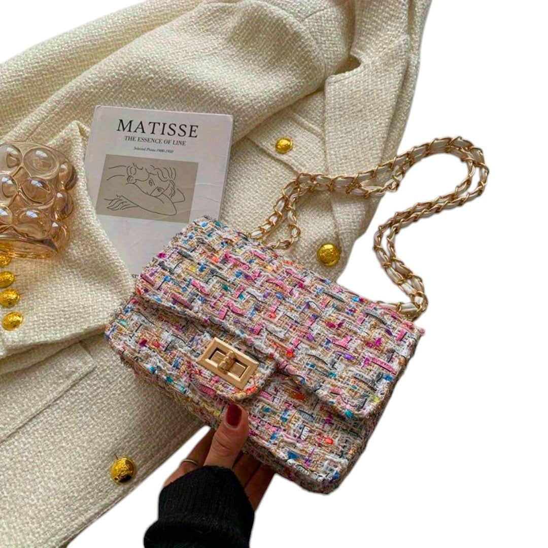 Gros plan sur la texture raffinée du sac à main femme élégant. Un accessoire mode de qualité supérieure.